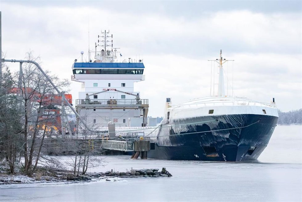El carguero Fitburg en puerto finlandés durante la investigación sobre daños a un cable submarino en el Báltico