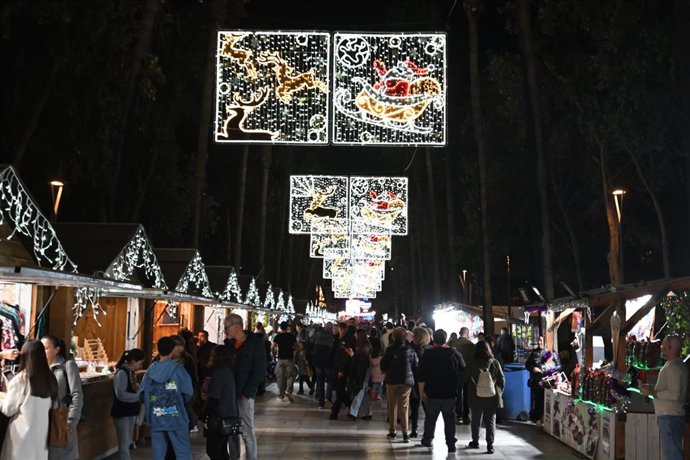 Ambiente en el mercado navideño instalado en el Paseo de Almería.
