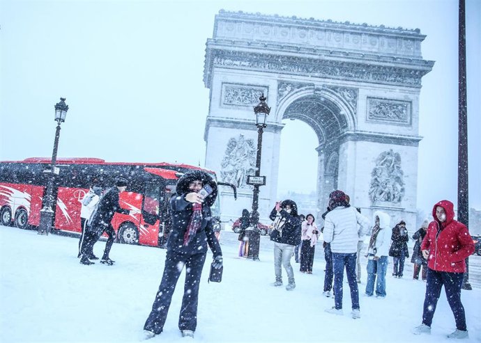07 January 2026, France, Saint Ouen: People enjoy the snowy weather as it continues to fall across France. 