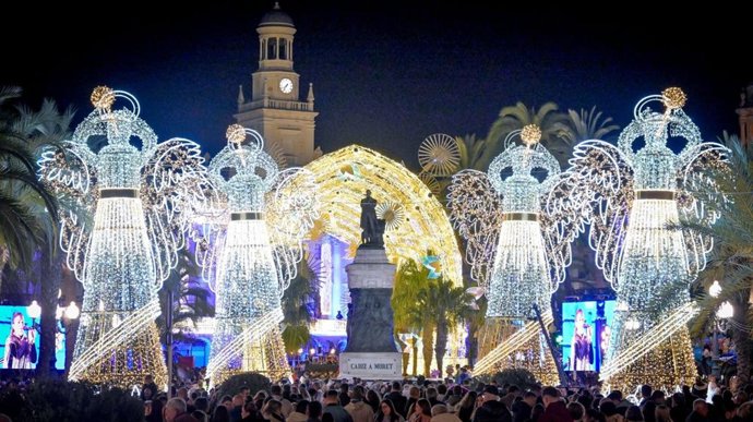 Alumbrado de la Navidad de 2025 en la Plaza San Juan de Dios de Cádiz con el Ayuntamiento al fondo.