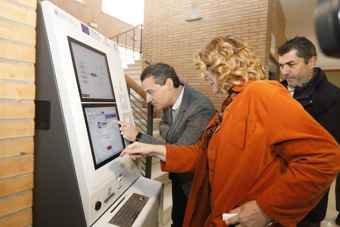 El alcalde de Córdoba, José María Bellido; la teniente de alcalde de Servicios Sociales, Eva Contador, y Felipe Luque, de Soluciones Informáticas MJ, presentan el nuevo dispositivo de cajero Cita Plus.