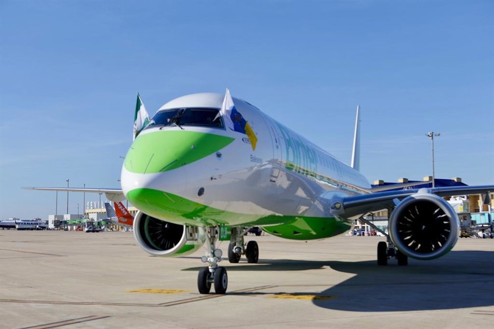 Archivo - Un avión de la compañía canaria Binter.