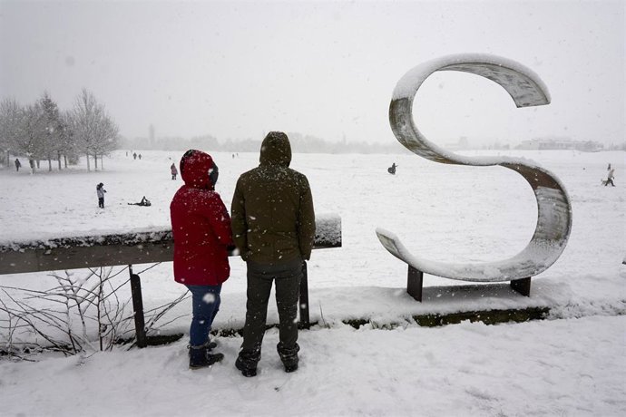 Varias personas disfrutan de la nieve en la calle en Vitoria