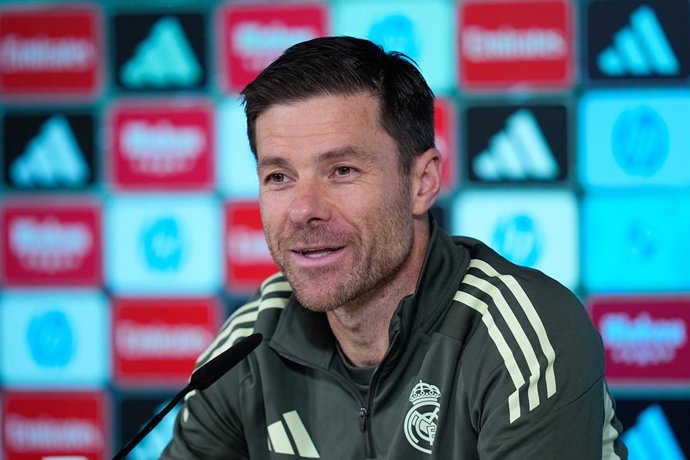 Xabi Alonso, treinador principal do Real Madrid, participa de coletiva de imprensa durante o dia de treino do Real Madrid antes da partida da Copa da Espanha, Copa del Rey, contra o Talavera CF, na Ciudad Deportiva Real Madrid, em 16 de dezembro de 2025, 
