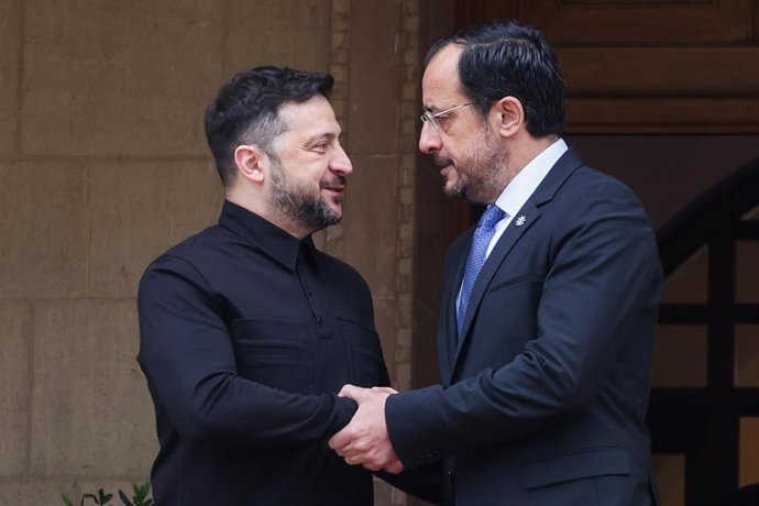 El presidente ucraniano, Volodímir Zelenski, es recibido por el presidente de Chipre, Nikos Christodoulides, antes de su reunión en el Palacio Presidencial de Nicosia.