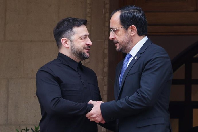 DIVULGAÇÃO - 07 de janeiro de 2026, Chipre, Nicósia: O presidente do Chipre, Nikos Christodoulides (à direita), recebe o presidente da Ucrânia, Volodymyr Zelensky, no Palácio Presidencial em Nicósia. Foto: Stavros Ioannides/PIO/dpa - ATENÇÃO: uso editoria