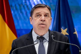 Archivo - El ministro de Agricultura, Pesca y Alimentación, Luis Planas, durante una rueda de prensa para informar sobre la aplicación en España de las medidas acordadas en el último Consejo de Ministros de Agricultura de la Unión Europea (UE), en la sede