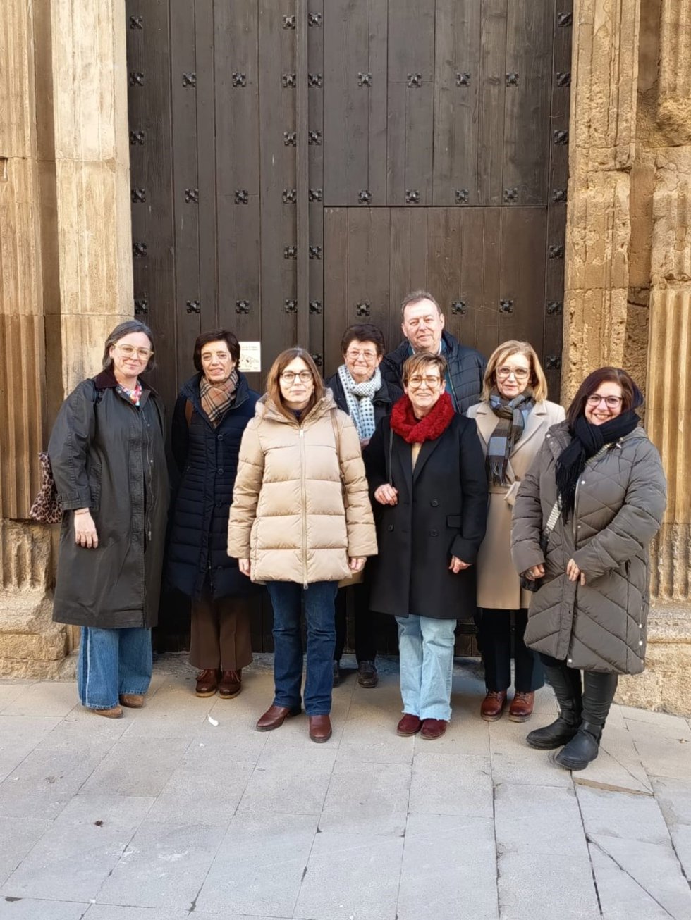 Representantes de la Plataforma Comarcal Residencia Cinca Medio con las candidatas del PP Ester Artieda y María José Vicente.