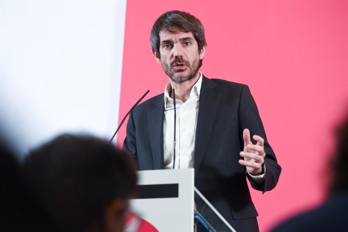 O ministro da Cultura, Ernest Urtasun, durante uma coletiva de imprensa, no Espaço Rastro, em 15 de dezembro de 2025, em Madri (Espanha).