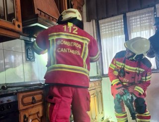 Bomberos sofocan un incendio en la campana de una cocina de una vivienda de Voto