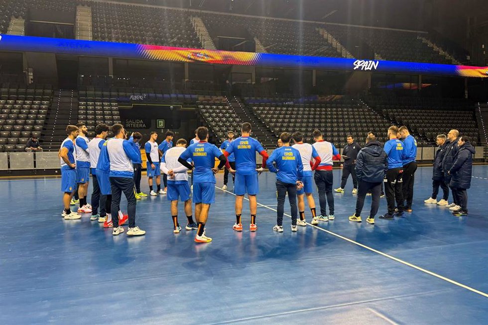 Los jugadores de la selección española masculina de balonmano, en el Navarra Arena.