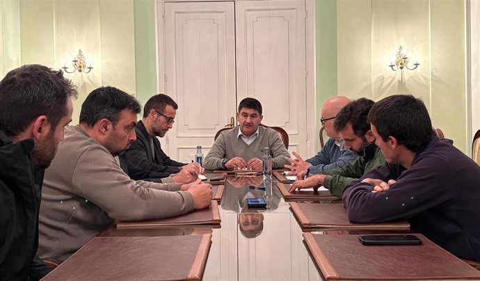 Reunión entre el delegado del Gobierno en Galicia, Pedro Blanco, el subdelegado del Gobierno en Ourense, Eladio Santos, y representantes de ganaderos y agricultores gallegos