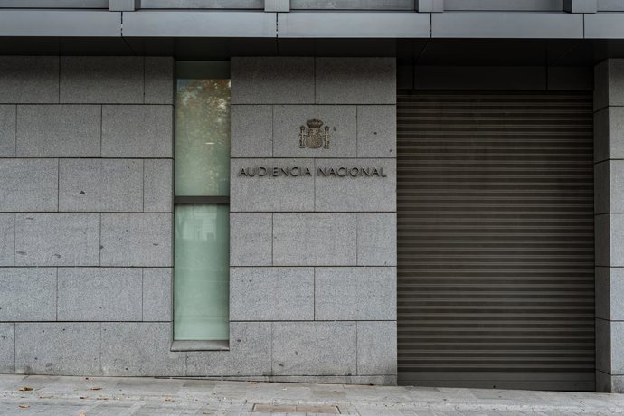 Exterior do Tribunal Nacional, em 13 de dezembro de 2025, em Madri (Espanha). Os três detidos serão apresentados ao juiz do Tribunal Nacional neste sábado, a partir das 10h, que decidirá se os deixará em liberdade ou os enviará