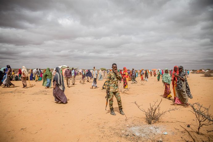 Archivo - April 14, 2022, Dollow, Jubaland, Somalia: People displaced by Somalia's drought stand around in a camp on the outskirts of Dollow, Jubaland, hoping for aid and assistance.