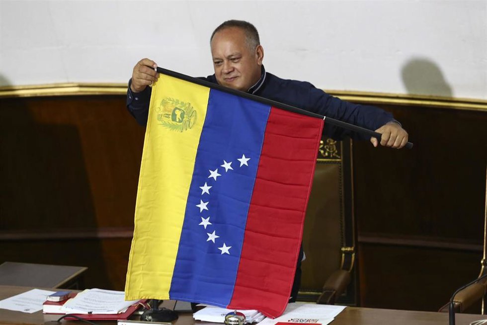 Archivo - El ministro del Interior de Venezuela, Diosdado Cabello, sostiene una bandera del país latinoamericano