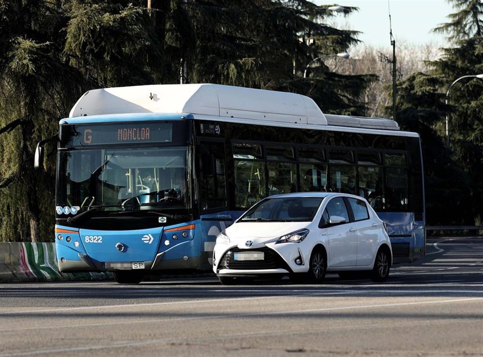 Archivo - Un autobús de la EMT circula el día en que es gratis realizar viajes en los viajes de la EMT, a 11 de enero de 2022, en Madrid, (España). 