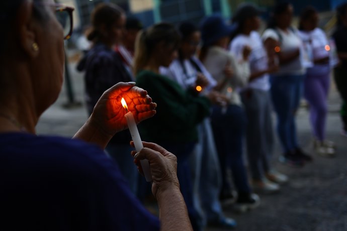 09 January 2026, Venezuela, Caracas: A woman holds a candle during a demonstration for the release of political prisoners near El Helicoide prison. Photo: Javier Campos/dpa