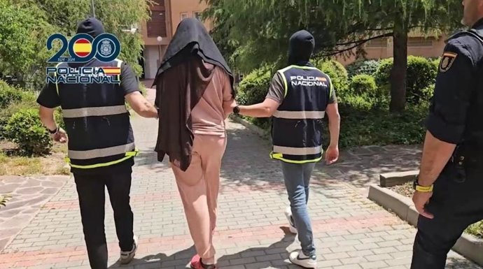 Archivo - Agentes de la Policía Ncional con un detenido por delitos relacionados con el terrorismo yihadista