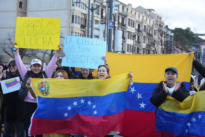 Decenas de personas durante una concentración para celebrar la captura de Maduro, frente al Ayuntamiento de Bilbao, a 4 de enero de 2026, en Bilbao, Vizcaya, País Vasco (España).