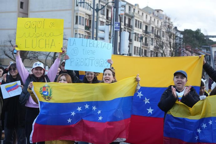 Decenas de personas durante una concentración para celebrar la captura de Maduro, frente al Ayuntamiento de Bilbao, a 4 de enero de 2026, en Bilbao, Vizcaya, País Vasco (España). La plataforma ‘Venezolanos en Bilbao Bizkaia’ se concentra hoy en la capital