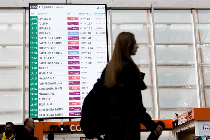 Archivo - Paneles informativos en la Estación de Madrid - Puerta de Atocha - Almudena Grandes, a 21 de octubre de 2025, en Madrid (España).  