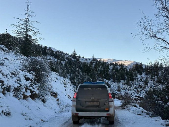 Vehículo de la Guardia Civil durante el operativo de auxilio en una zona nevada de la Sierra de Vícar (Almería).