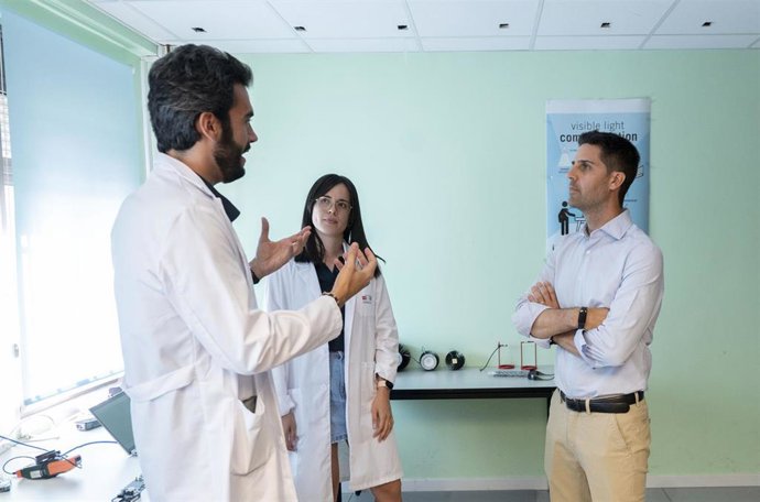 Archivo - El consejero de Educación, Ciencia y Universidades de la Comunidad de Madrid, Emilio Viciana (d), durante su visita a la sede del Instituto Madrileño de Estudios Avanzados (IMDEA) Networks, en IMDEA Networks, a 25 de agosto de 2023, en Leganés, 