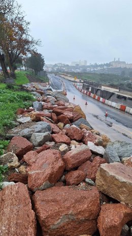 Imagen del talud que sufrió un desprendimiento por las abundantes lluvias del fin de semana en las obras del Acceso Sur al puerto de Algeciras