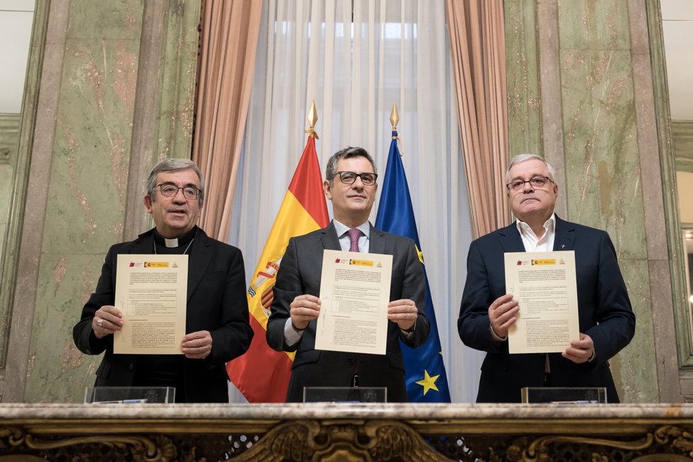El ministro de la Presidencia, Justicia y Relaciones con las Cortes, Félix Bolaños (c), el presidente de la Confederación Episcopal Española, Luis Argüello (i), y el Presidente de la Conferencia Española de Religiosos, Jesús Díaz Sariego (d), firmarán