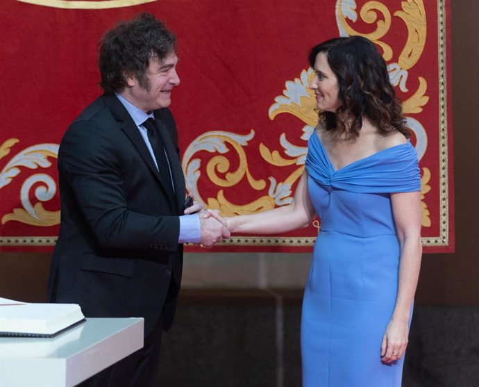 Archivo - Arquivo - A presidente da Comunidade de Madrid, Isabel Díaz Ayuso (à direita), cumprimenta o presidente da República Argentina, Javier Milei (à esquerda), na Real Casa de Correos, em 21 de junho de 2024, em Madrid (Espanha). Ayuso concede hoje a