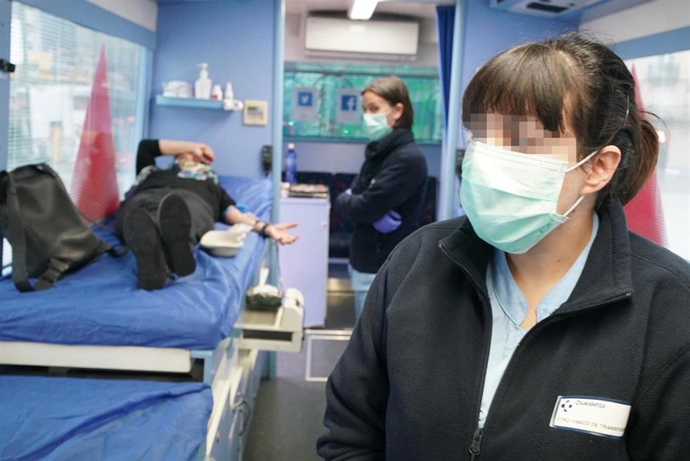 Archivo - Una mujer dona sangre en el punto móvil de Abando (Bilbao) 