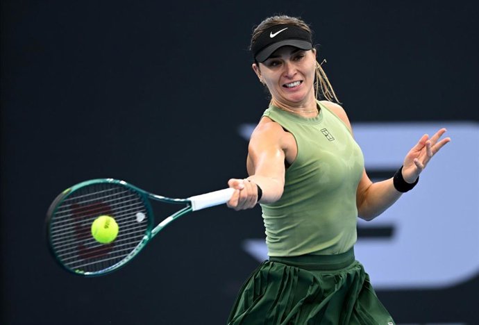 La tenista española Paula Badosa golpea una bola durante el torneo de Brisbane