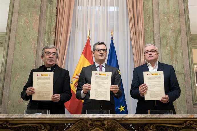 El ministro de la Presidencia, Justicia y Relaciones con las Cortes, Félix Bolaños (c), el presidente de la Confederación Episcopal Española, Luis Argüello (i), y el Presidente de la Conferencia Española de Religiosos, Jesús Díaz Sariego (d), firmarán el 