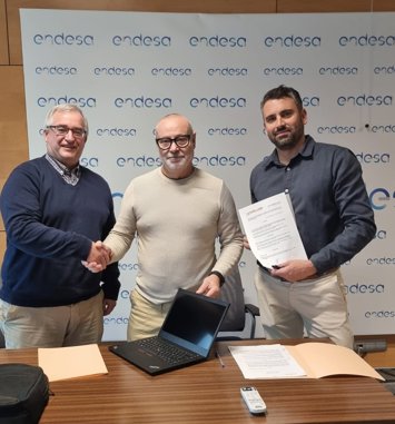 De izquierda a derecha, el responsable de Atención al Cliente de Endesa en Baleares, Rafael Nicolau, el presidente de Consubal, Alfonso Rodríguez, y el responsable de la Unidad Territorial de Reclamaciones, Javier Bosch.