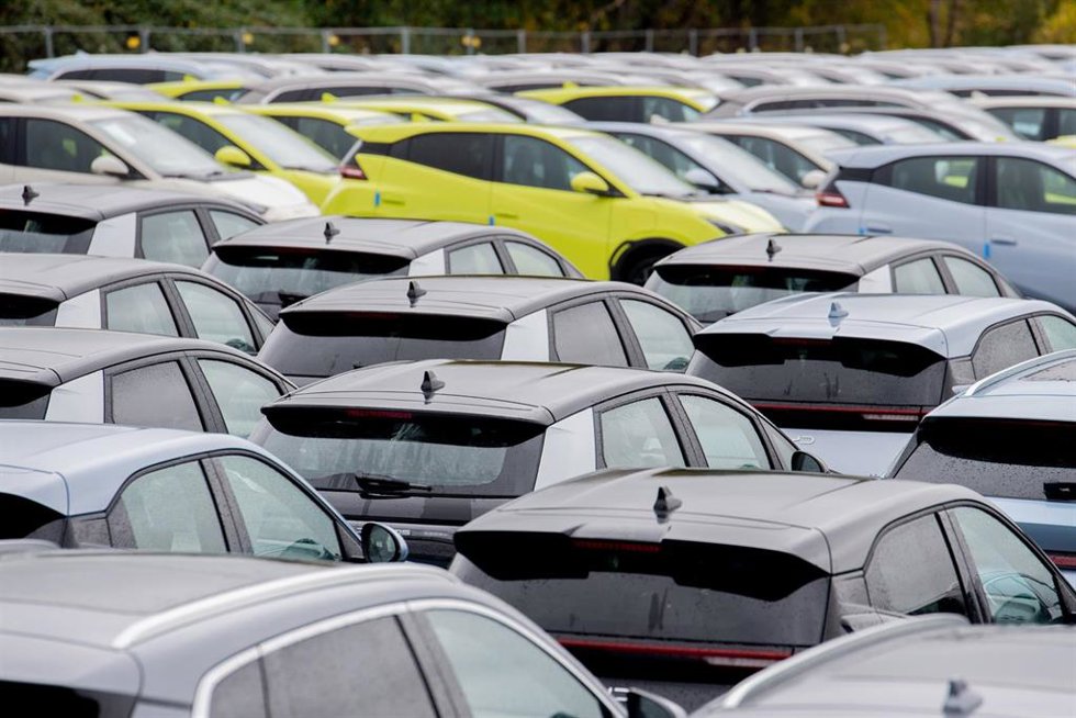 Archivo - FILED - 25 October 2025, Lower Saxony, Wilhelmshaven: Numerous new electric vehicles from Byd are parked in a parking lot in the port area. Photo: Hauke-Christian Dittrich/dpa