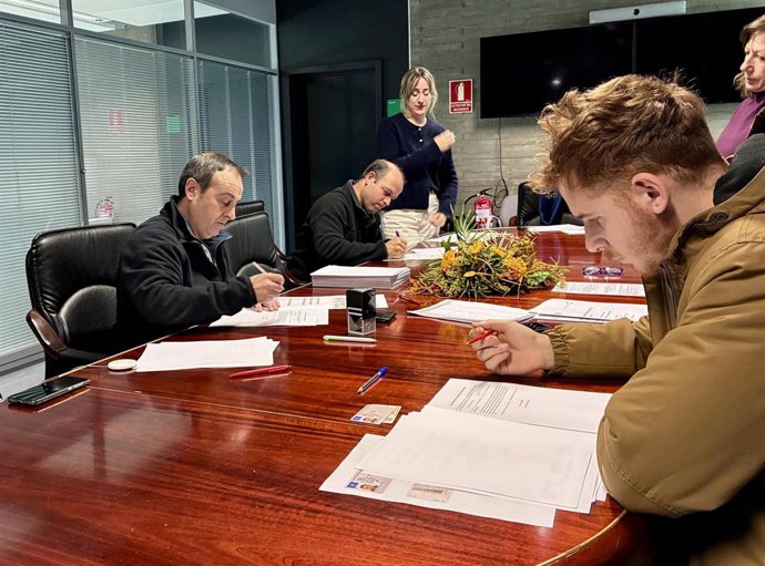 Los bomberos forestales firman sus contratos