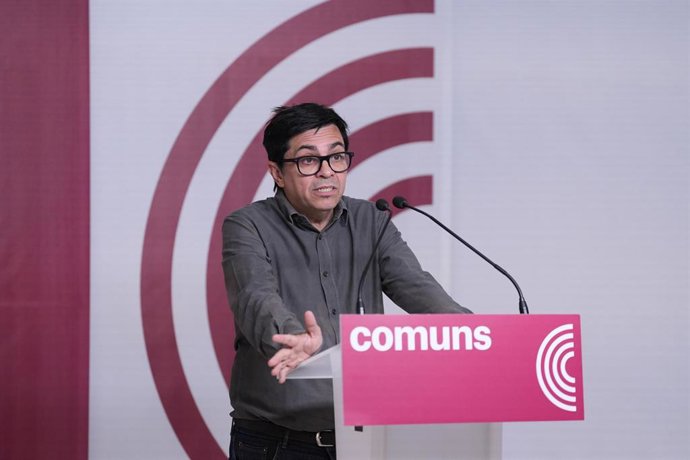 Archivo - El portavoz de los Comuns y diputado de Sumar en el Congreso, Gerardo Pisarello, durante una rueda de prensa en la sede de los Comuns. Foto de archivo