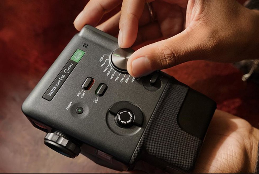 Detalle del 'Eras Dial' de la nueva cámara instantánea híbrida instax mini Evo Cinema  de Fujifilm