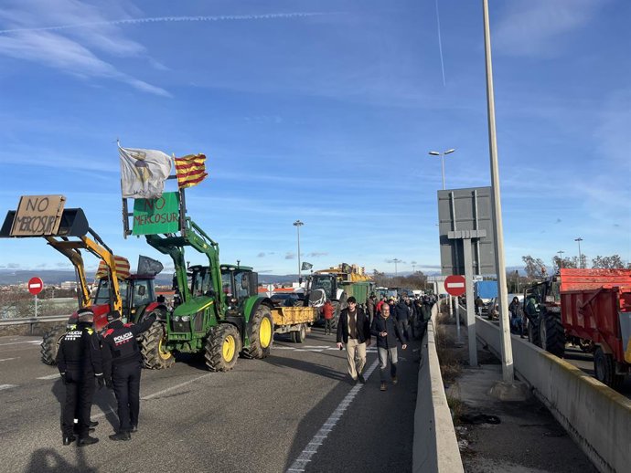 Unos 70 tractores bloquean el acceso por carretera al Port de Tarragona