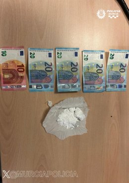 Dinero y droga intervenidos a los dos individuos en Barriomar, en Murcia