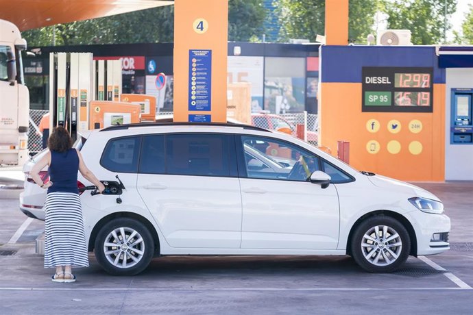Archivo - Una persona reposta en una gasolinera