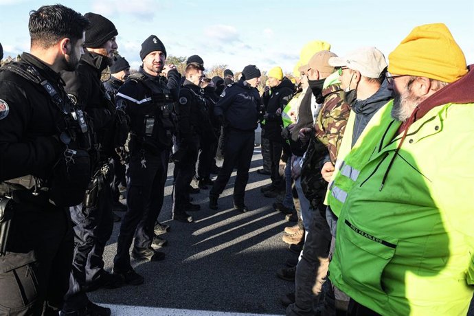 Campesinos y polícia en las manifestaciones este jueves 8 de enero de 2025