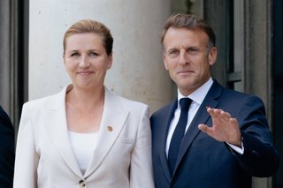 Archivo - El president francès, Emmanuel Macron, amb la primera ministra danesa, Mette Frederiksen