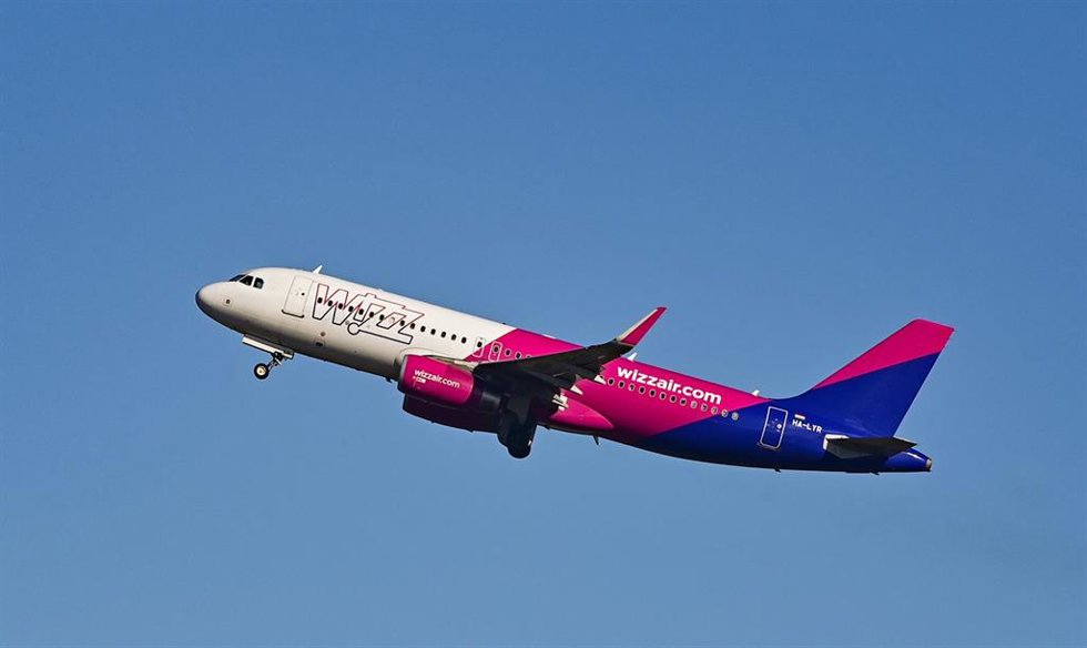 Archivo - Avión de Wizz Air.