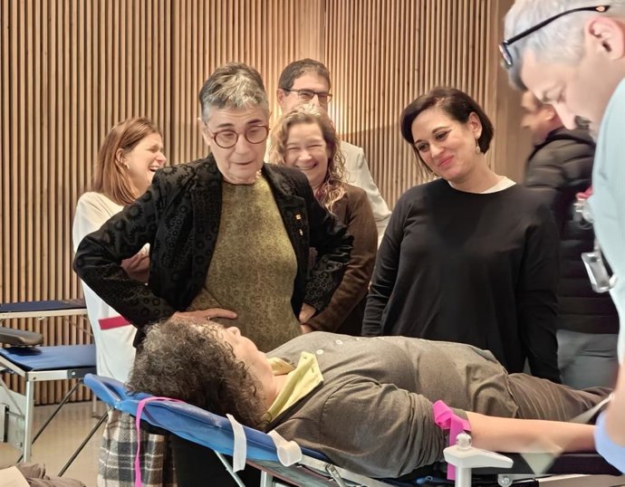 Pané y Millán hablan con una donante.