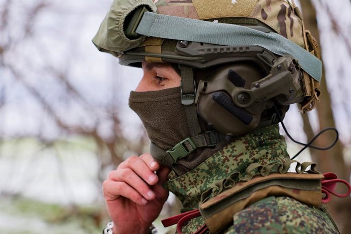 RÚSSIA, REGIÃO DE KHERSON - 27 DE DEZEMBRO DE 2025: Um militar de uma unidade de artilharia do 49º Exército de Armas Combinadas do Grupo de Forças Dnepr da Rússia é visto na posição de um canhão de campo 2A36 Giatsint-B 152 mm na zona de operações militar