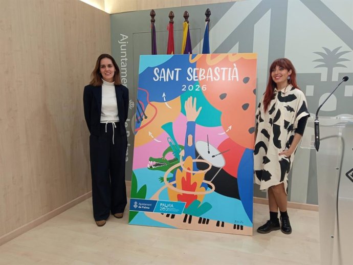 La regidora de Participación Ciudadana, Lourdes Roca (i), y la ilustradora Belén Pez (d).