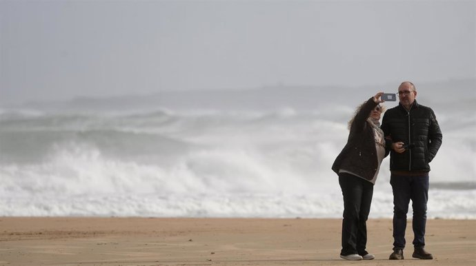 Archivo - Varias personas hacen fotos del oleaje en Santander, Cantabria (España). 