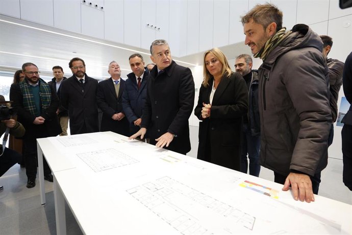 El consejero de Sanidad, Presidencia y Emergencias, Antonio Sanz, y la alcaldesa de Granada, Marifrán Carazo, han supervisado las obras del nuevo Centro de Salud Barriada de la Juventud.