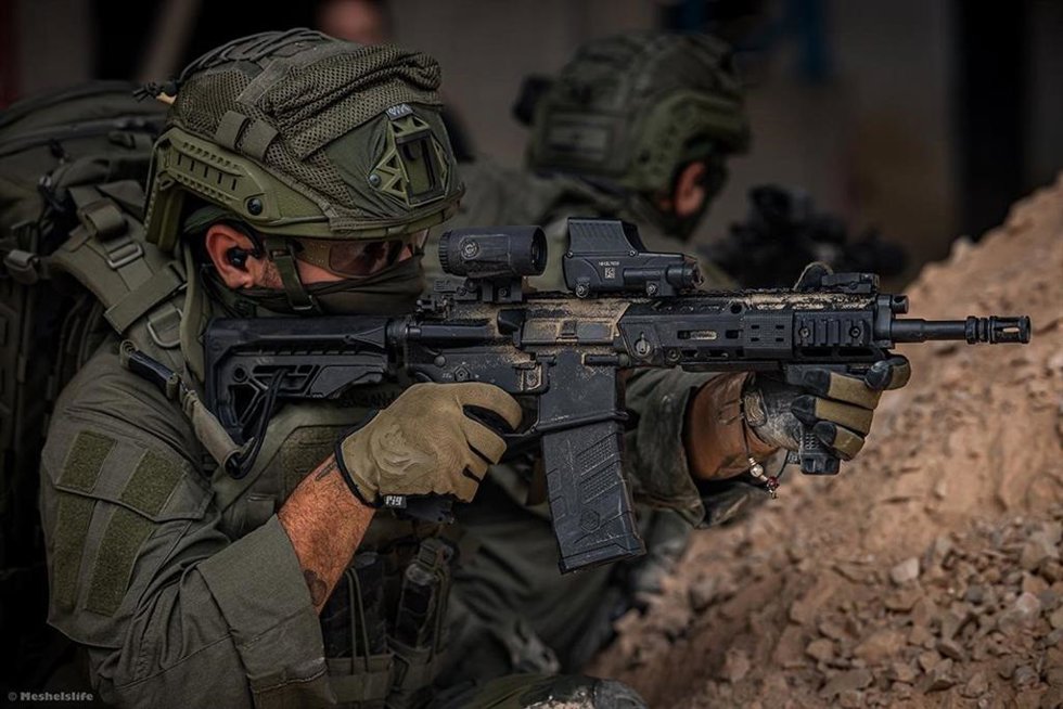 Archivo - Un militar de Israel con un fusil de asalto 'Arad' (archivo)